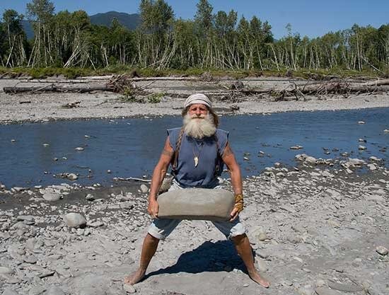 “Gimnastica Pământului”- un nou tip de gimnastică inventată de un bărbat care trăieşte de 25 de ani în pădure!