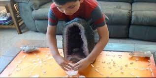 Un baietel in varsta de 8 ani, foloseste o retea de cristale pentru a transmuta energia negativa!